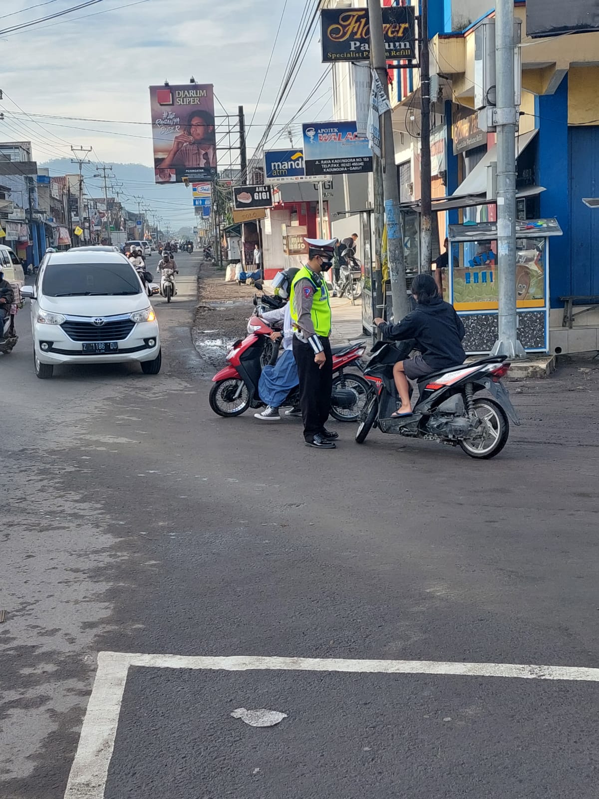 UNIT LANTAS POLSEK KADUNGORA  PASTIKAN KAMSELTIBCAR DI WILAYAH HUKUMNYA