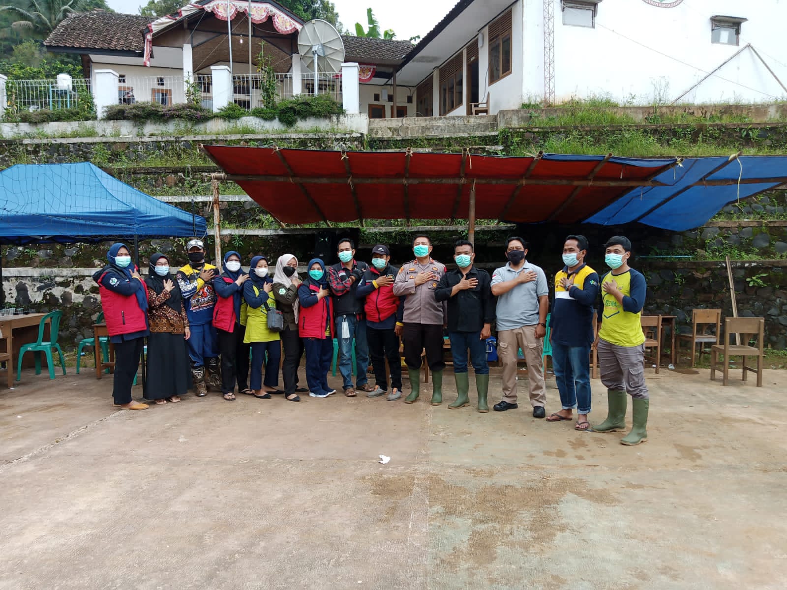 WARGA CISOMPET ANTUSIAS IKUTI VAKSINASI DI GERAI VAKSIN PRESISI POLRES GARUT SECARA DOOR TO DOOR