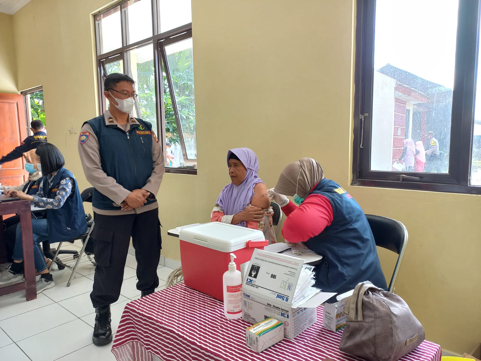 TIM VAKSIN POLRES GARUT TELAH MELAKSANAKAN GERAI VAKSIN PRESISI TNI-POLRI DI DESA SIRNAJAYA KAB. GARUT