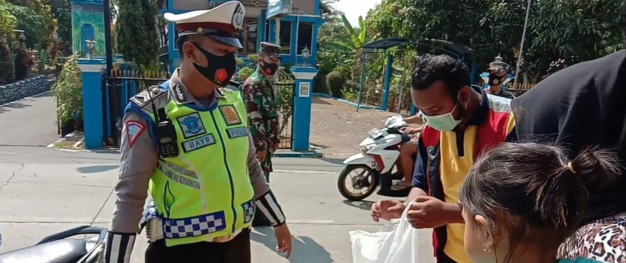 TEGAKAN DISIPLIN PROKES, POLSEK LIMBANGAN GELAR OPS YUSTISI DAN BAGIKAN MASKER