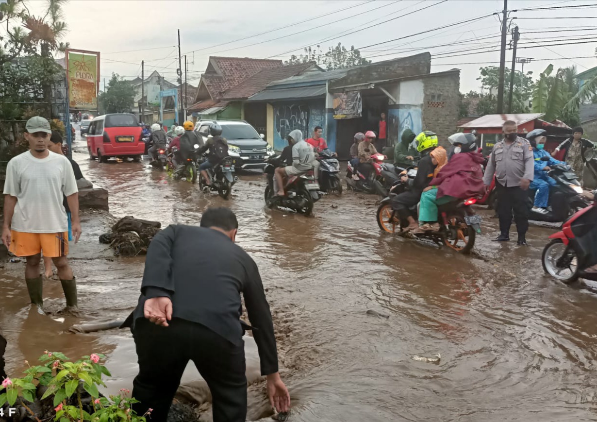 POLSEK WANARAJA BERSAMA PANIT SABHARA ATUR LALU LINTAS DI JALAN YANG TERGENANG BANJIR