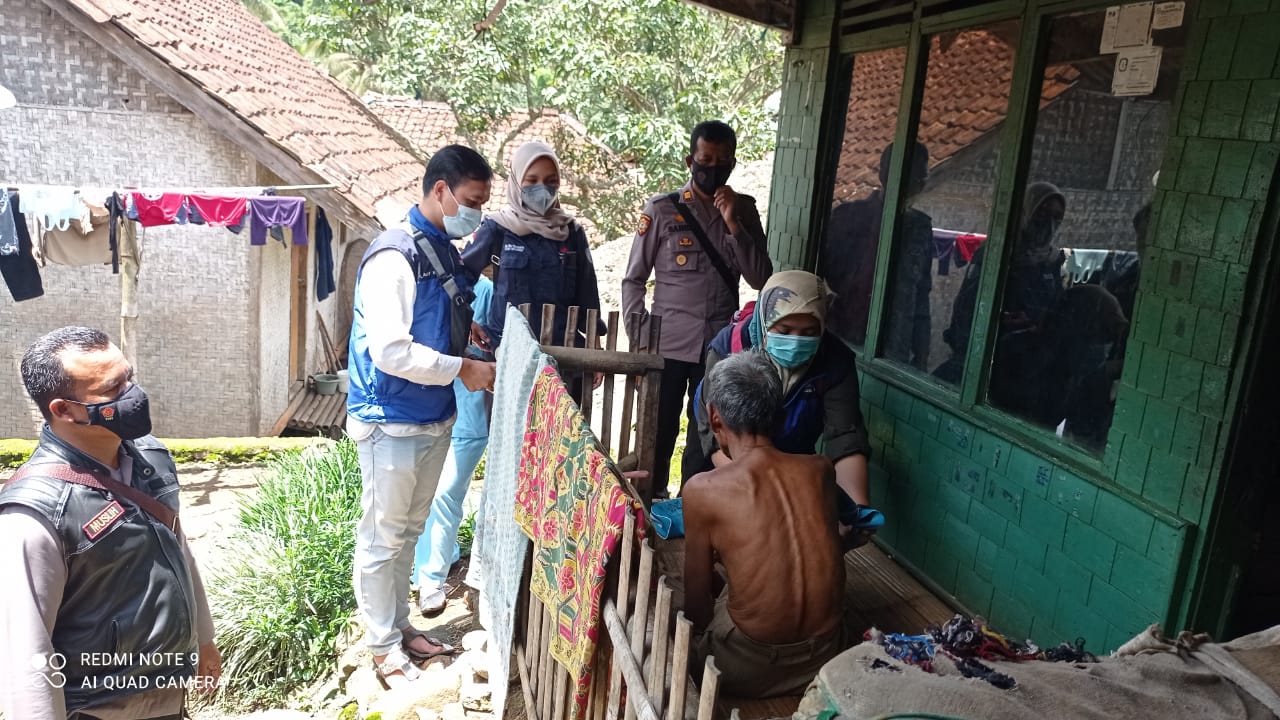 POLSEK SINGAJAYA BERSAMA PERWIRA ASITENSI POLRES GARUT LAKUKAN GIAT VAKSINASI DOOR TO DOOR