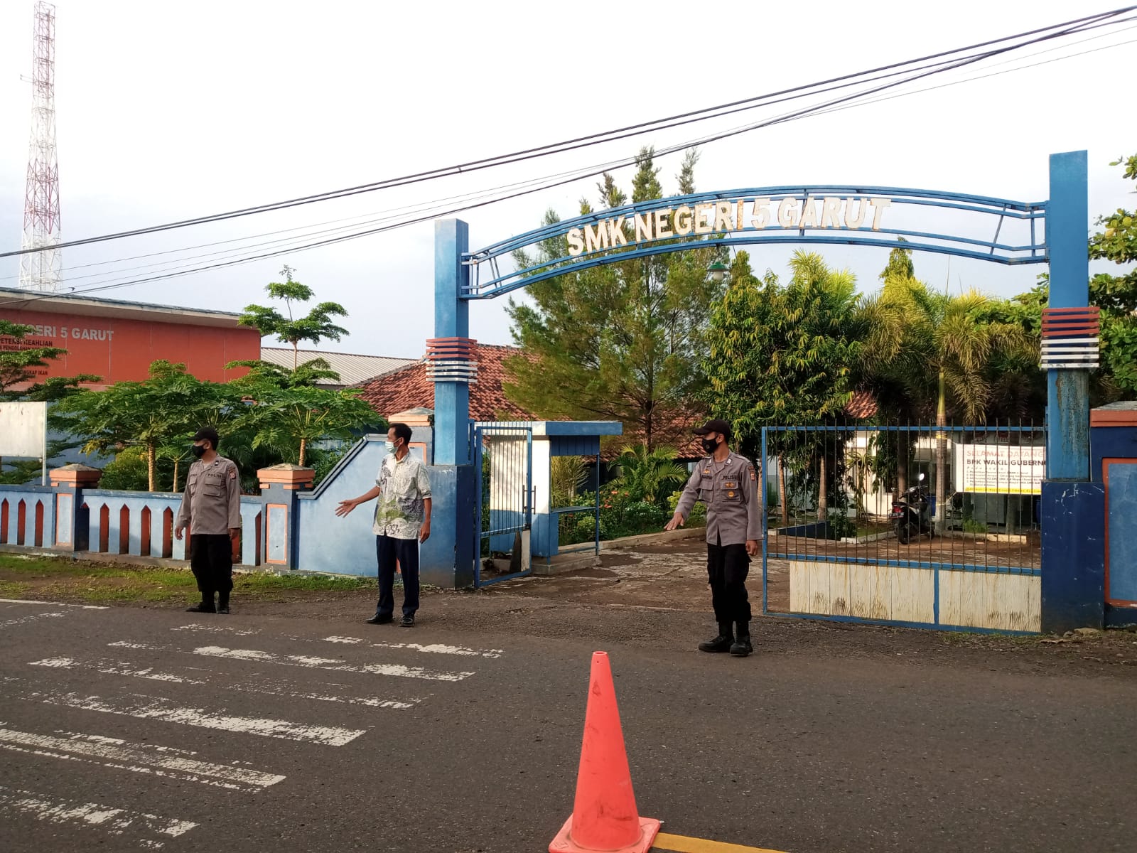 POLSEK CIKELET BANTU  MENERTIBKAN SISWA SISWI  SMKN 5 MENYEBRANG