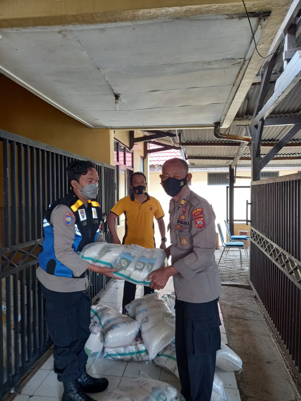 KABAG LOG POLRES GARUT TELAH MELAKSANAKAN GIAT PENYERAHAN BANTUAN SEMBAKO KEPADA LANSIA DI WILAYAH KARANGPAWITAN KAB. GARUT