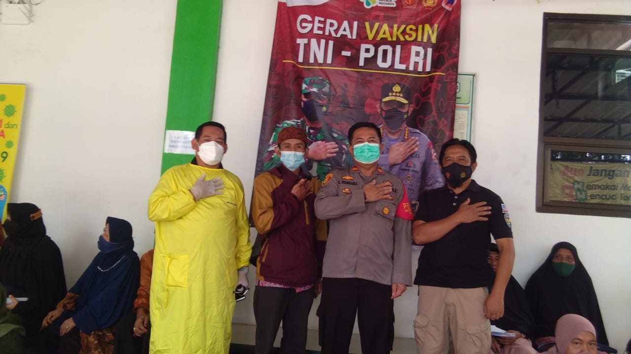 POLRES GARUT GENCARKAN VAKSINASI DOOR TO DOOR DI PUSTU DESA SEKECAMATAN CISOMPET