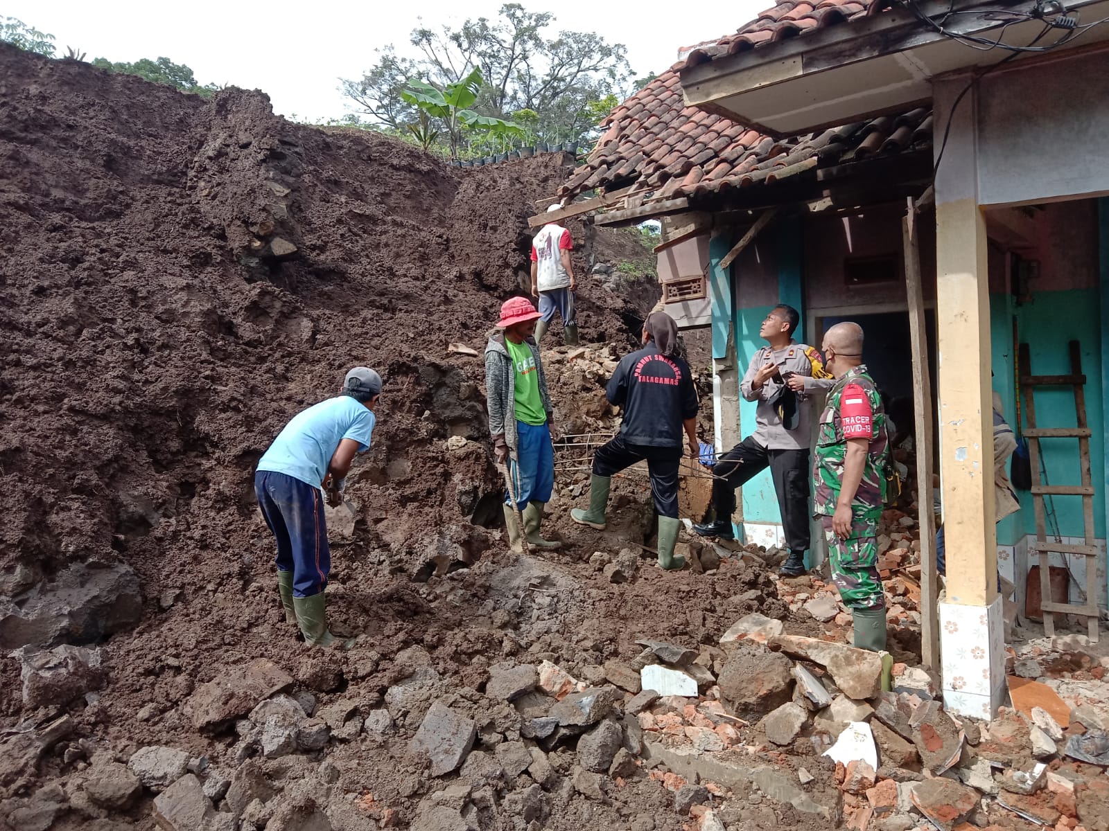 DI PANGATIKAN SATU RUMAH WARGA NYARIS TERTIMPA MATERIAL LONGSOR, KAPOLSEK WANARAJA CEK LOKASI