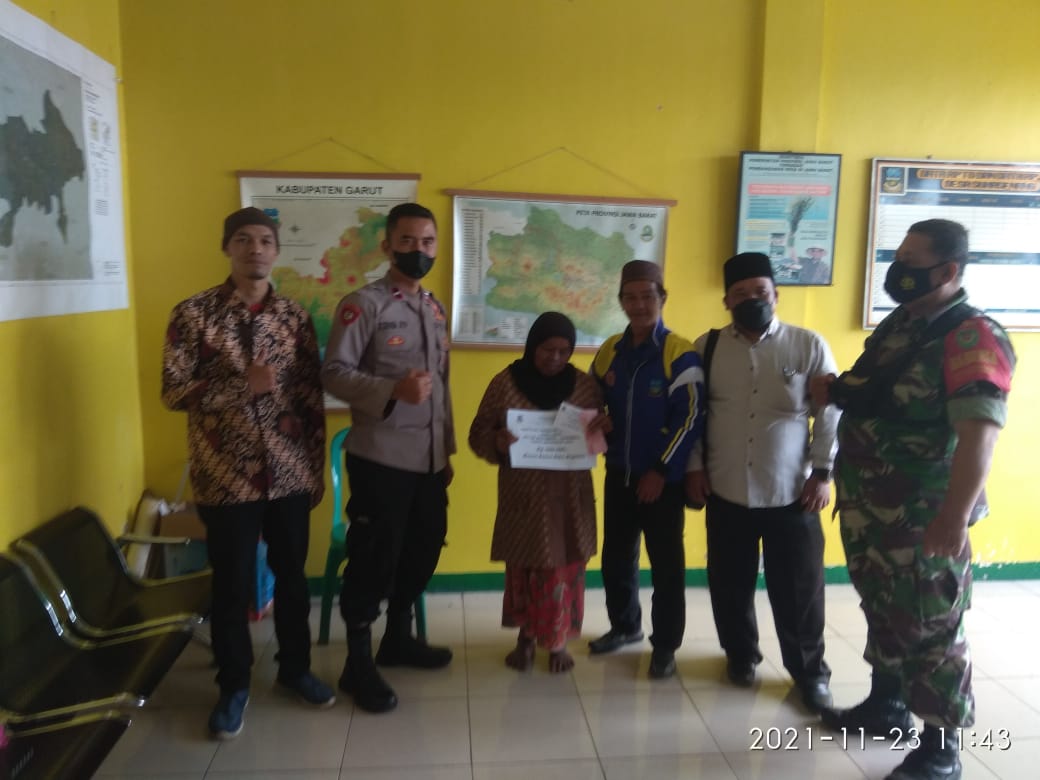 KAPOLSEK BAYONGBONG BESERTA POLMAS DESA SUKASENANG LAKSANAKAN GIAT RAPAT SIMBOLIS PEMBERIAN BANTUAN BLT-DD DI DESA SUKASENANG KAB. GARUT