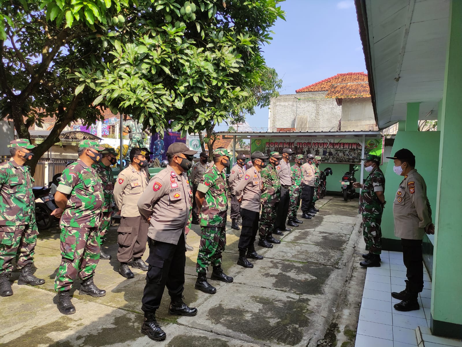 POLSEK SUKAWENING MENGIKUTI APEL PAGI GABUNGAN TNI-POLRI