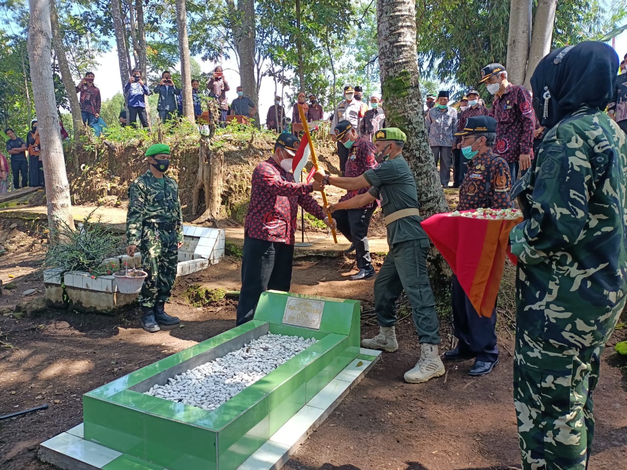 POLSEK SAMARANG LAKSANAKAN UPACARA PEMANCANGAN BAMBU RUNCING BERBENDERA MERAH PUTIH DI ATAS PUSARA PEJUANG ’45 ATAS NAMA (ALM) BAPAK DJAMHARI