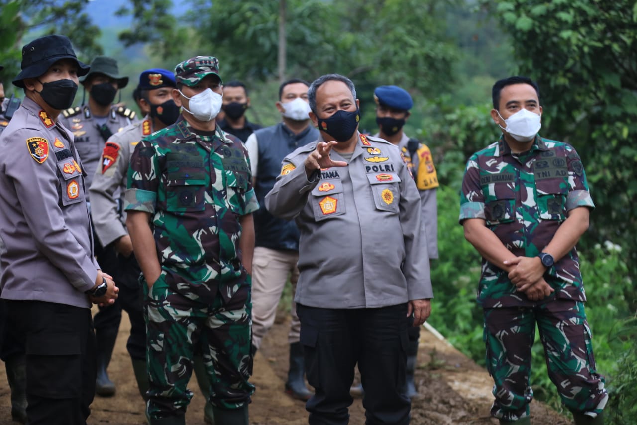 KAPOLDA JABAR IRJEN POL  Drs. Suntana., M.S.I BESERTA ROMBONGAN KE LOKASI BENCANA BANJIR BANDANG DI DESA CINTA KAB.GARUT