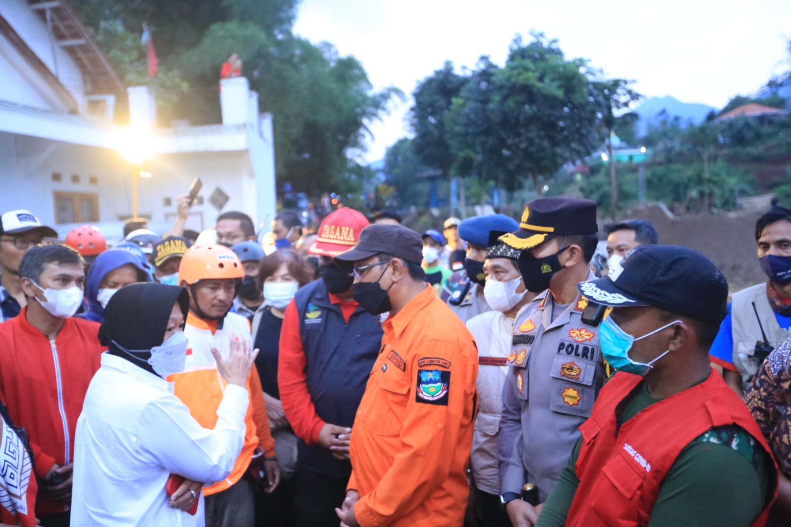 MENTERI SOSIAL RI Dr. (H.C) Ir. TRI RISMAHARANI, M.T MENINJAU LOKASI BANJIR BANDANG KAB.GARUT