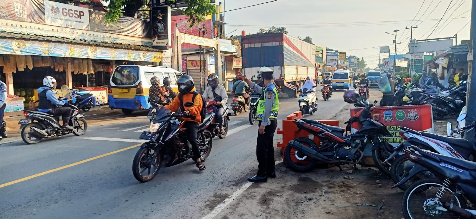 POLSEK LIMBANGAN LAKUKAN KAMSELTIBCAR DI WILYAH PASAR