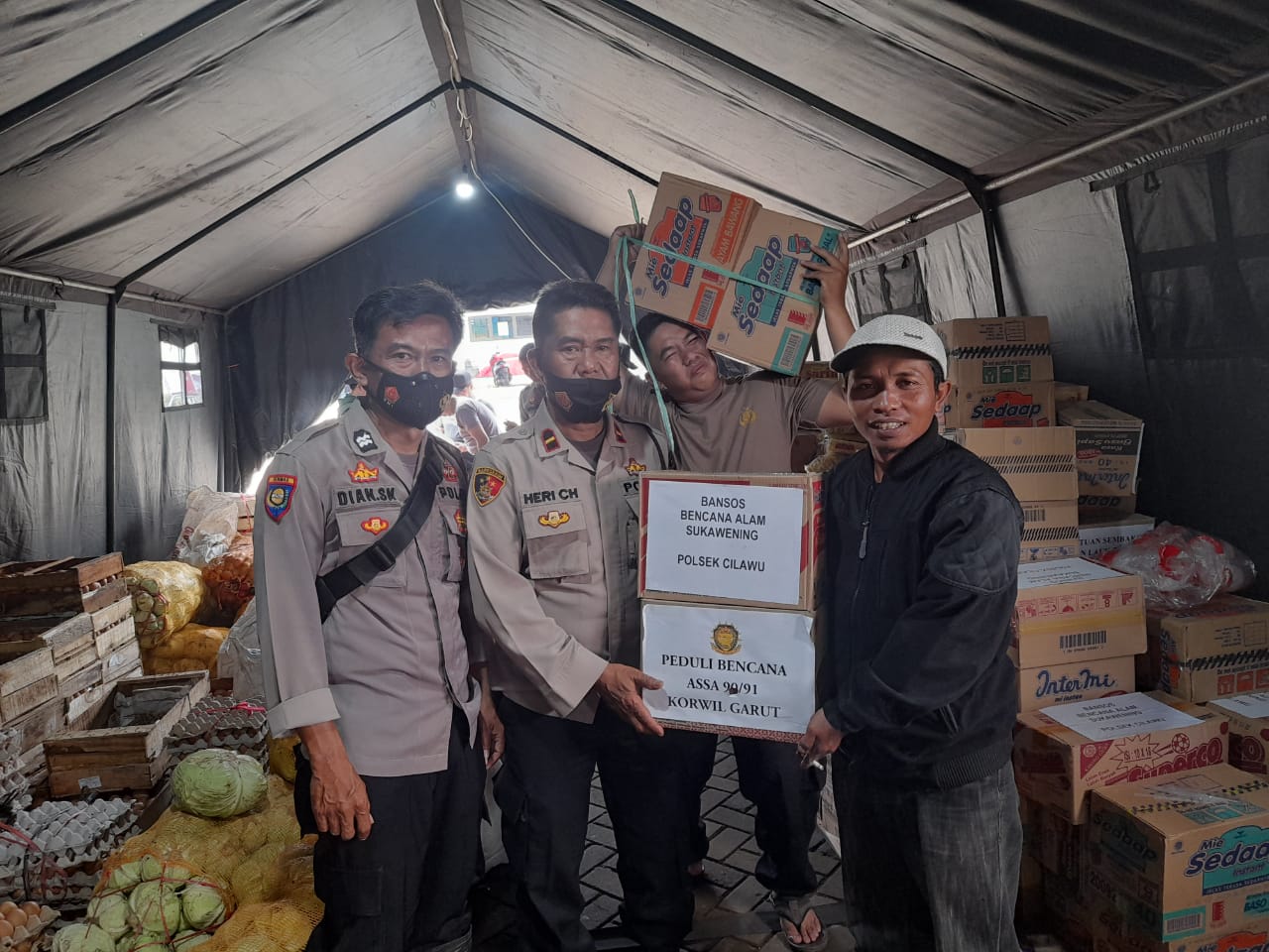 IPDA HERI CH.SE. MELAKSANAKN GIAT MENDISTRIBUSIKAN SEMBAKO KEPADA WARGA YANG TERDAMPAK BANJIR BANDANG DI KAB. GARUT