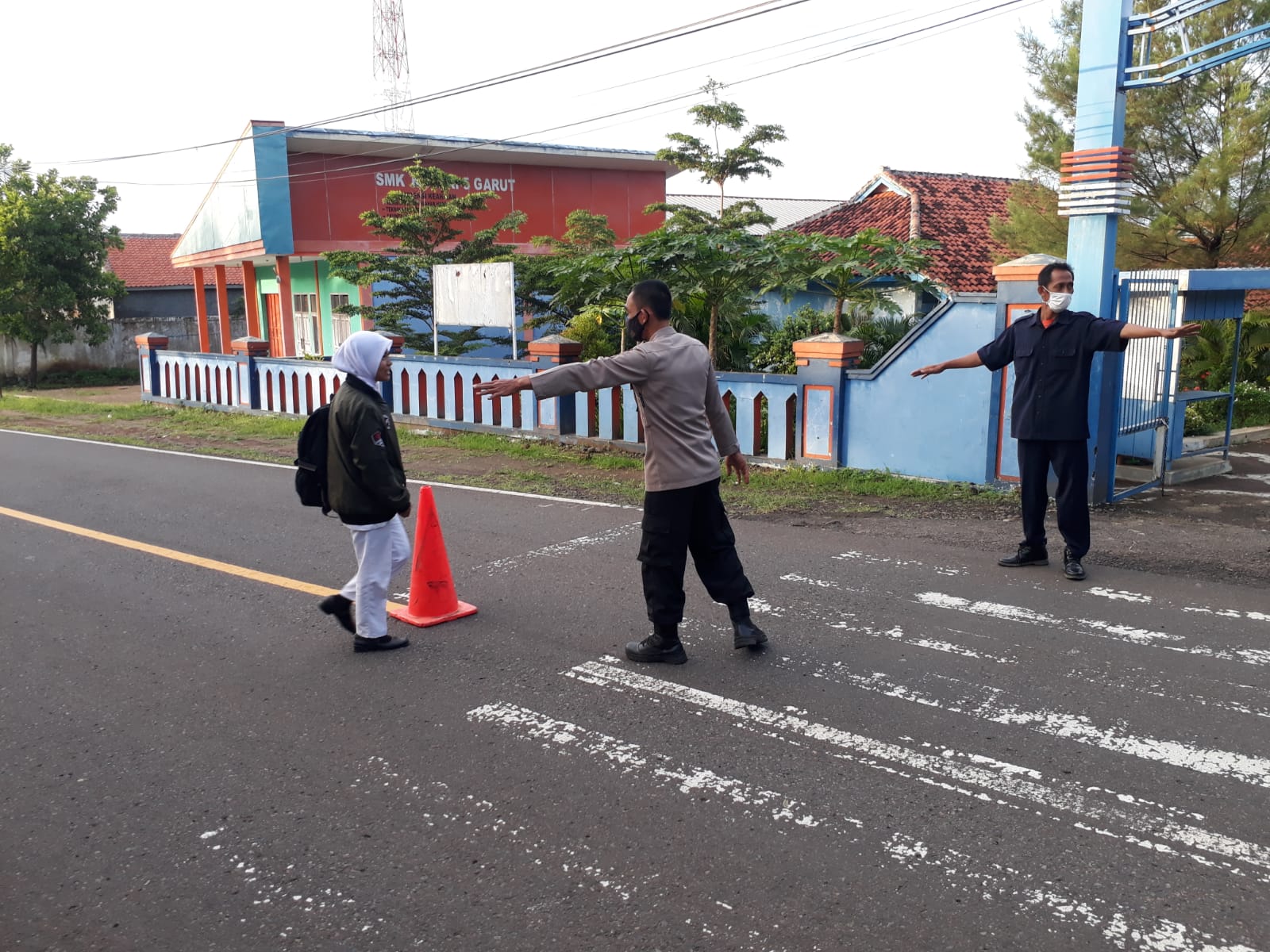 KAPOLSEK CIKELET LAKSANAKAN PENGAMANAN DAN PENGATURAN PENYEBRANGAN ANAK PELAJAR DI SMKN 5 GARUT