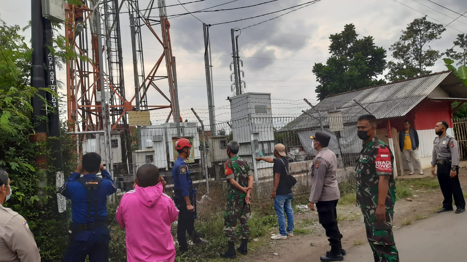 POLSEK CILAWU MENDAPATKAN LAPORAN DAN CEK  LANGSUNG LOKASI ORANG GANGGUAN  PISIKIS MENAIKI TOWER SELULER