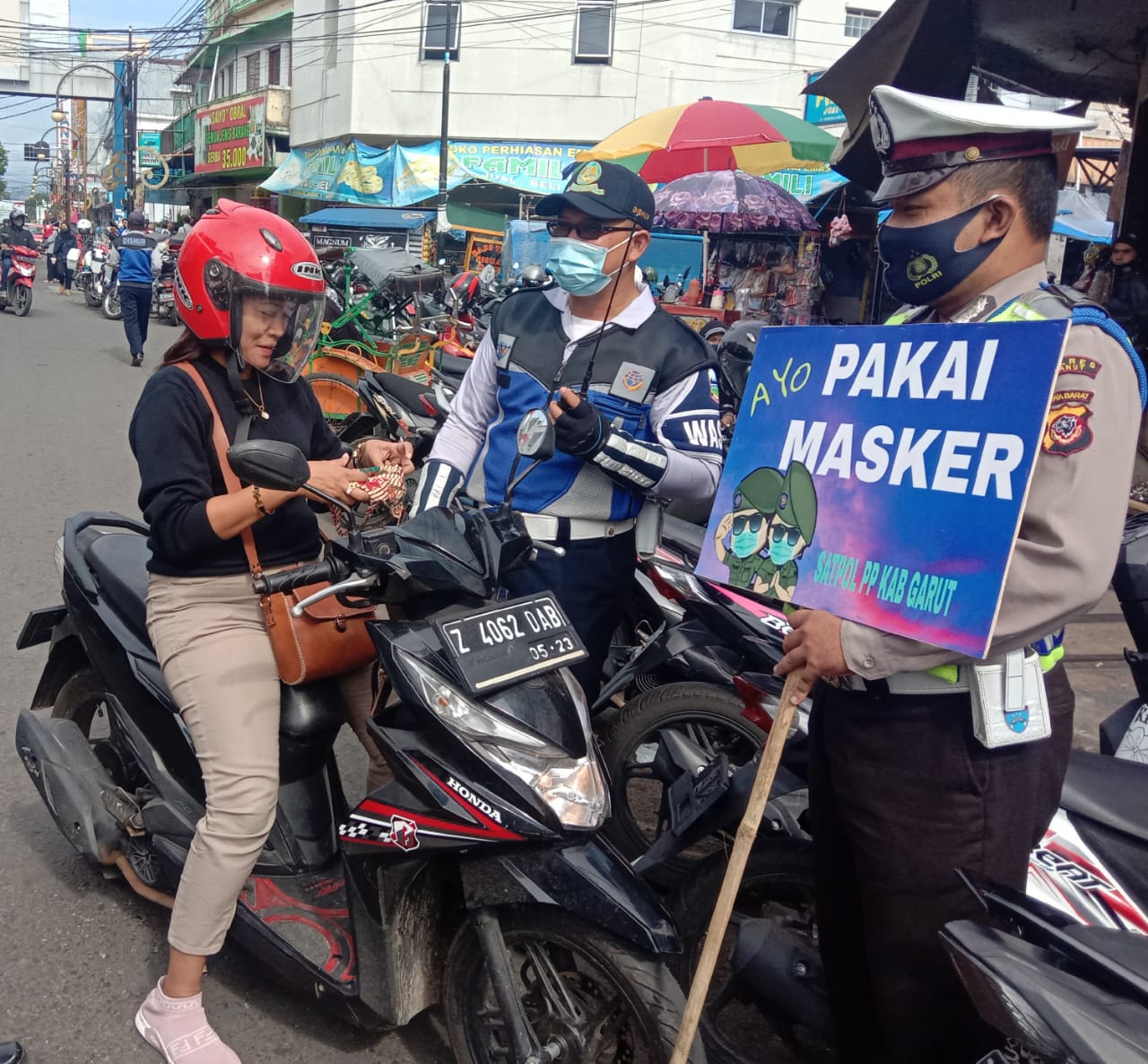 POLSEK GARUT KOTA INTENSIFKAN OPERASI YUTISI TEGAKKAN PROKES DAN PEMBAGIAN MASKER