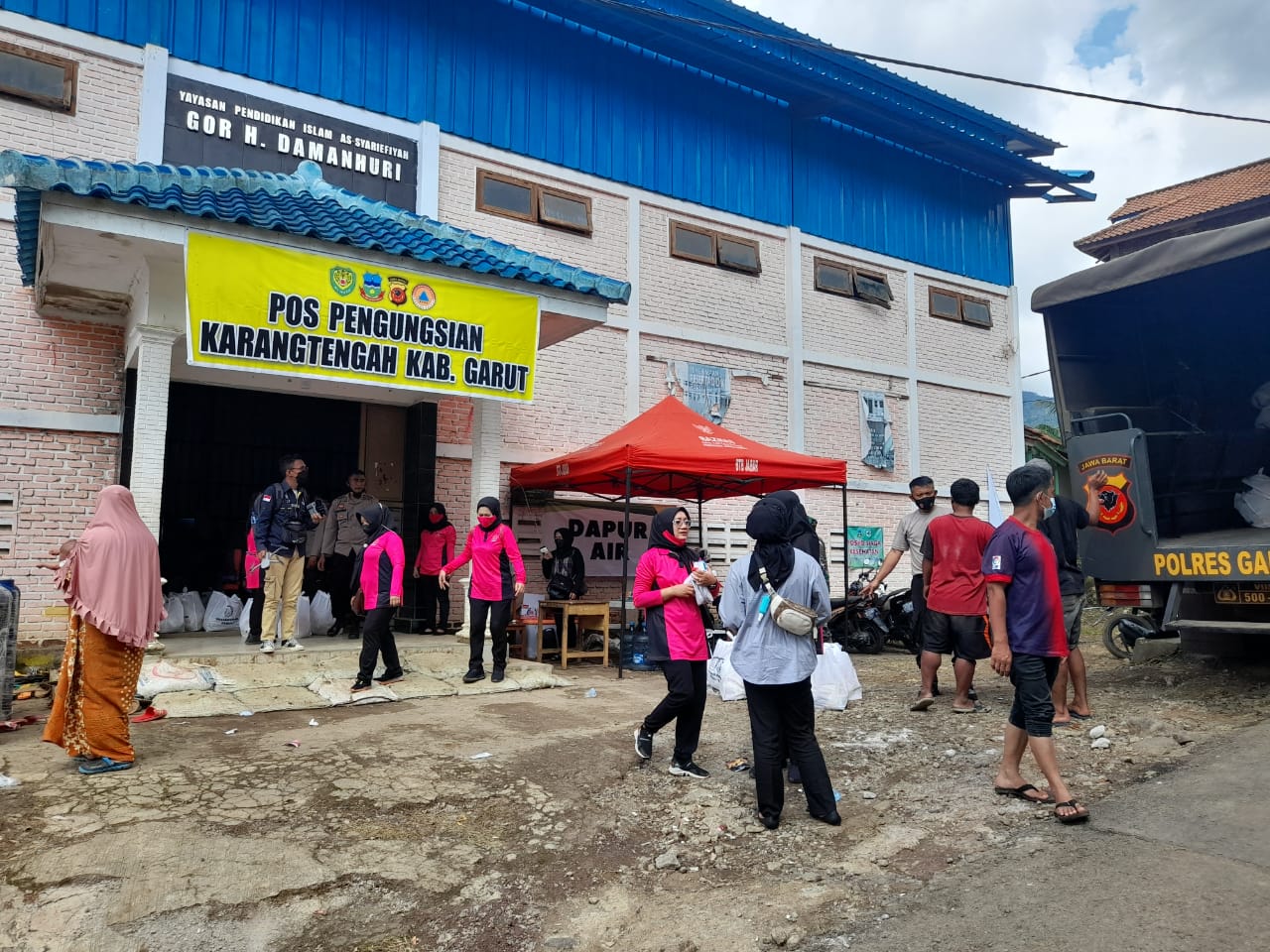 PENDISTRIBUSIAN PAKET SEMBAKO DARI IBU KETUA UMUM BHAYANGKARI PUSAT KEPADA WARGA TERDAMPAK BANJIR BANDANG YANG DIBERIKAN OLEH IBU KETUA BHAYANGKARI POLRES GARUT