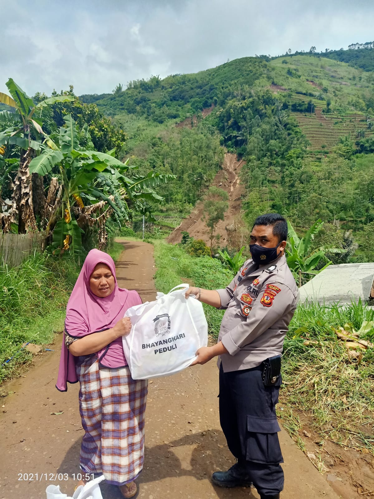 KAPOLSEK SUKAWENING LAKSANAKAN PEMBAGIAN PAKET SEMBAKO DARI KAPOLRI DAN KETUA UMUM BHAYANGKARI KEPADA PARA KORBAN BENCANA BANJIR BANDANG DI KAB. GARUT