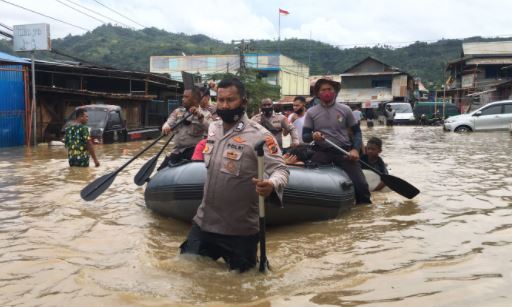 Polda Papua Terjunkan 380 Personel Bantu Penanganan Banjir dan Longsor di Jayapura.