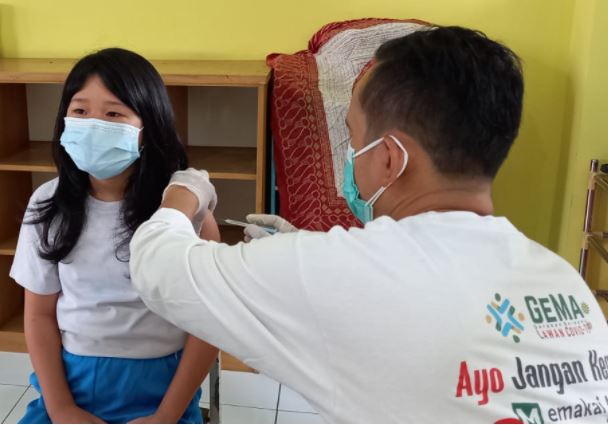 86 Orang Melaksanakan Vaksin covid-19 Di SD Yos Sudarso.