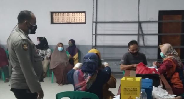 311 warga Kecamatan Karangpawitan Mengikuti Vaksinasi covid-19.