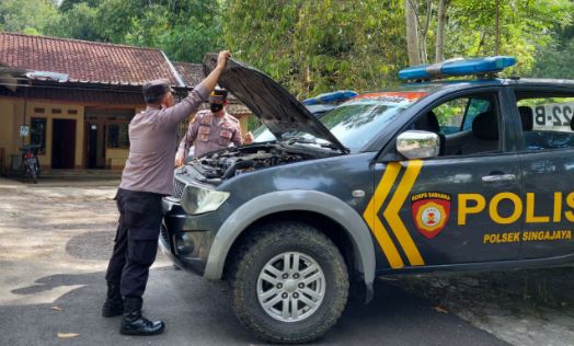 Menjelang Bulan Ramadhan, Polsek Singajaya Polres Garut Mengecek Kendaraan Dinasnya.