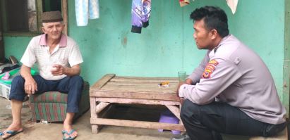Aiptu Asrob Anggota Polsek Wanaraja Giat Sambang dan Sosialisasi TPPO Meningkatkan Kesadaran Masyarakat terhadap Ancaman Tenaga Kerja Indonesia
